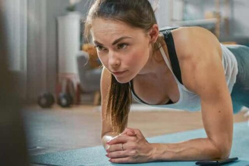 En kvinna som plankar.