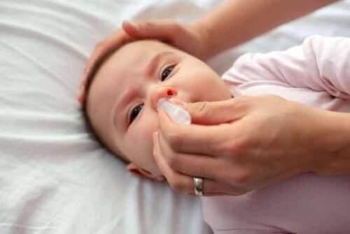 Ett barn får nässköljning.