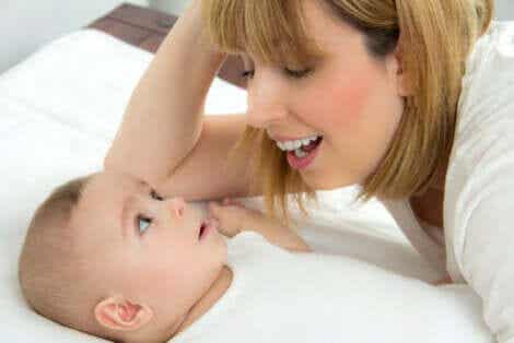 bebis lyssnar på mamma som sjunger