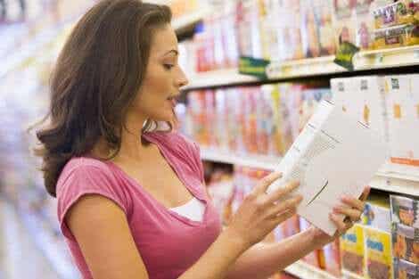 Det är viktigt att läsa innehållsdeklarationer för att undvika ultrabearbetade snacks