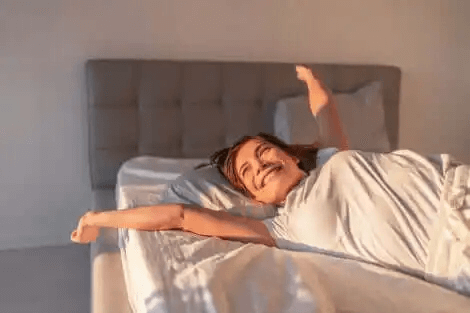en lyckligare dag: kvinna vaknar på gott humör