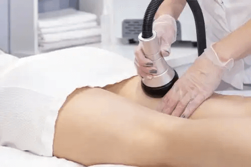 Första gången du går på spa: kvinna får behandling