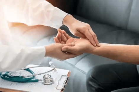 mäter pulsen och hjärtfrekvensen