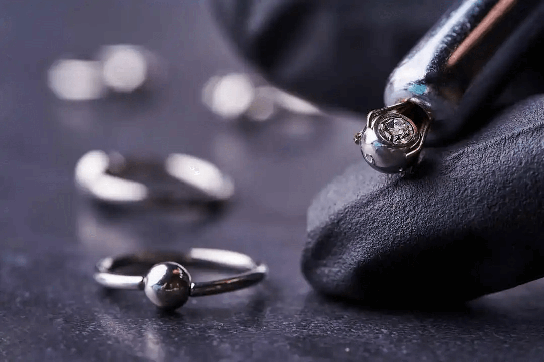 ringar för Piercingar i öronen