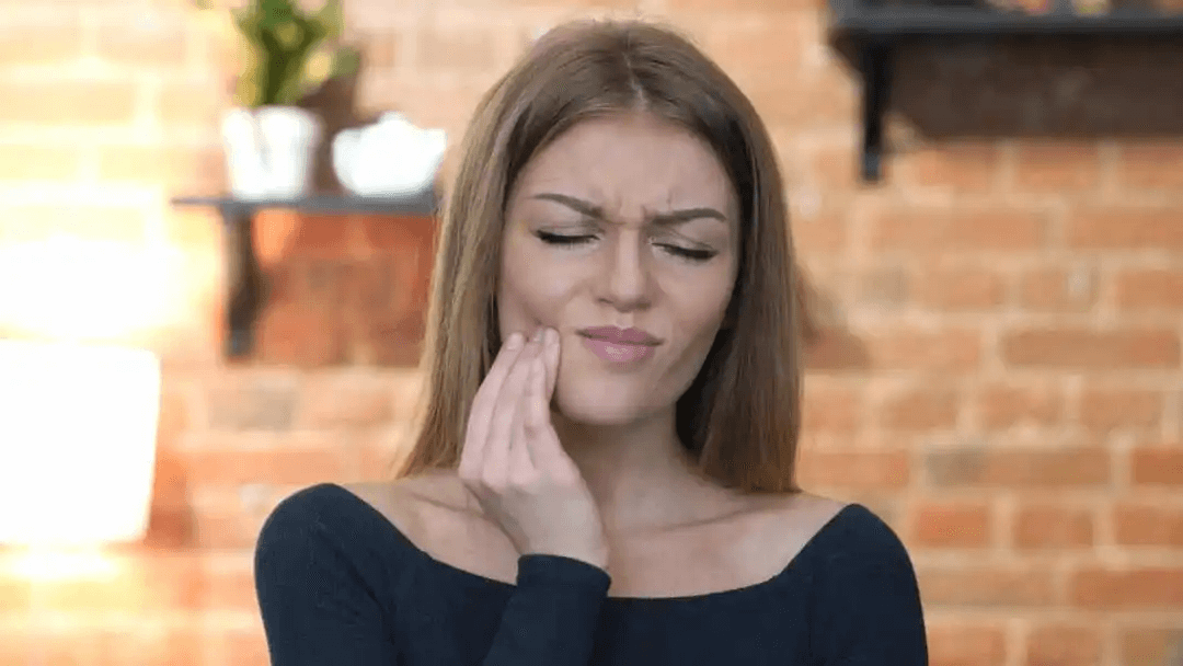 kvinna med skador på tänderna