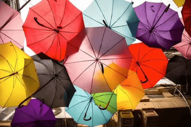färgglada paraplyer