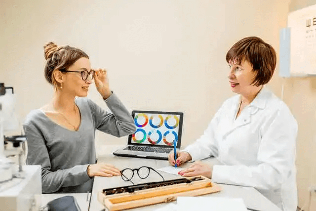 kvinna hos optiker