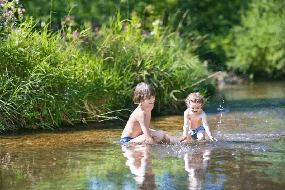 barn leker i vattendrag