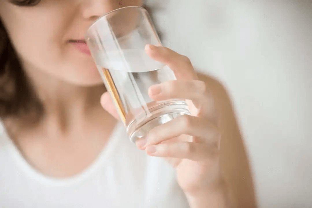 internationella vattendagen: person dricker vatten