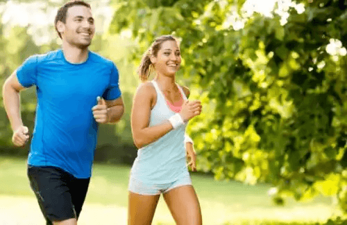 skäl att vara lycklig: par som joggar
