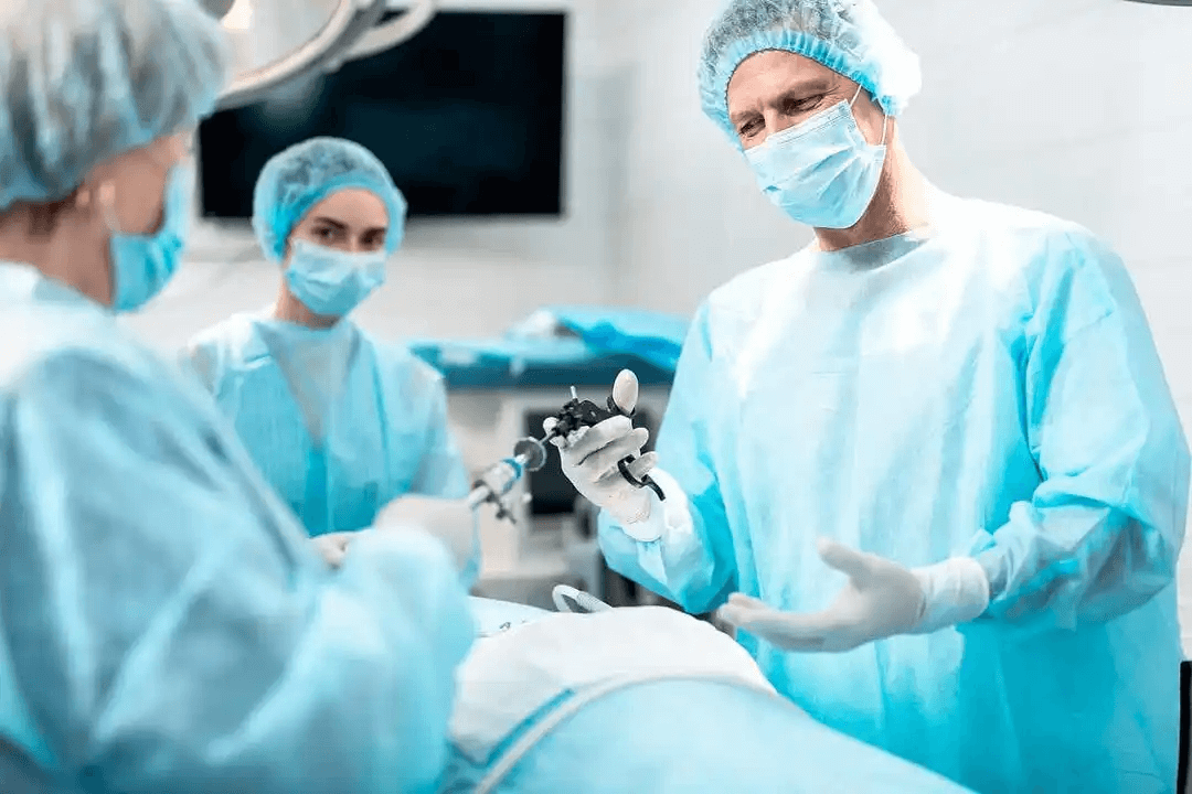 läkare utför Litotripsi på patient