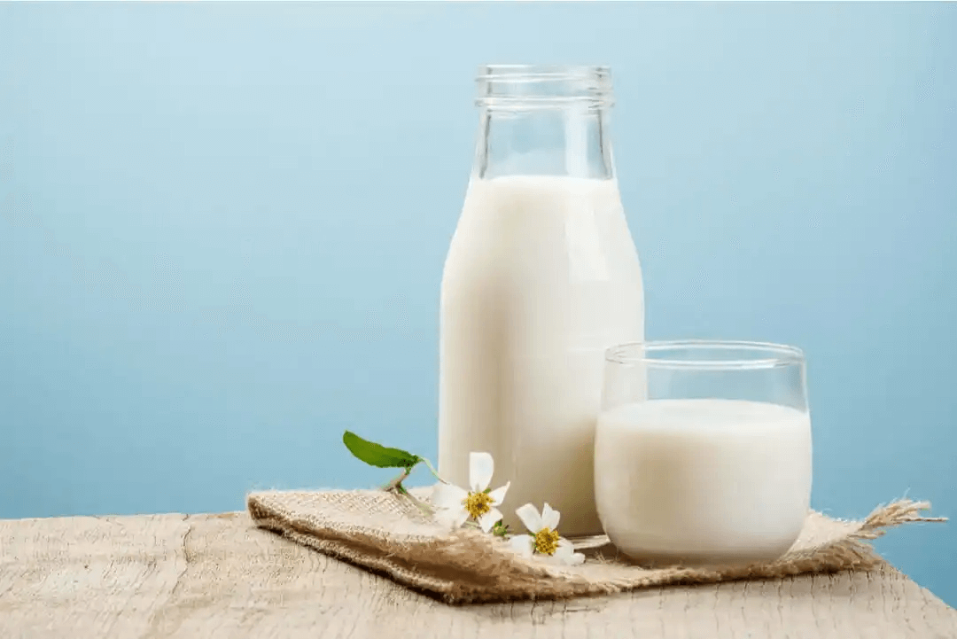 flaska och glas med mjölk