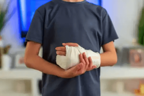 man med hand i gips