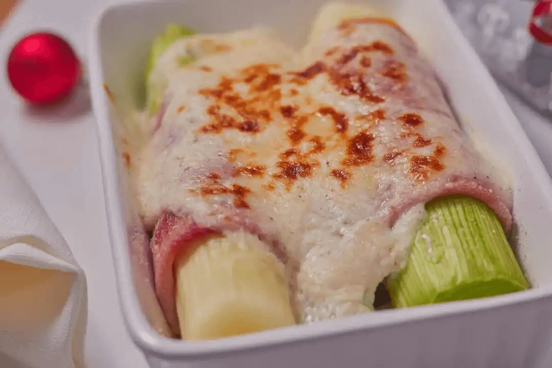 purjolök fylld med skinka och ost