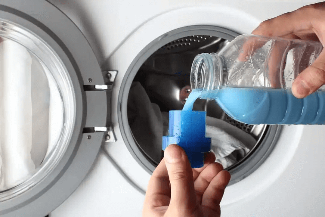 tvättar dina överkast: häller upp sköljmedel