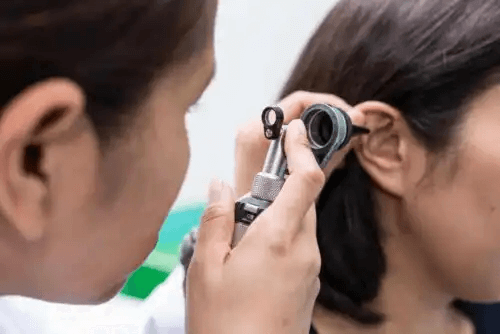 läkare undersöker öra