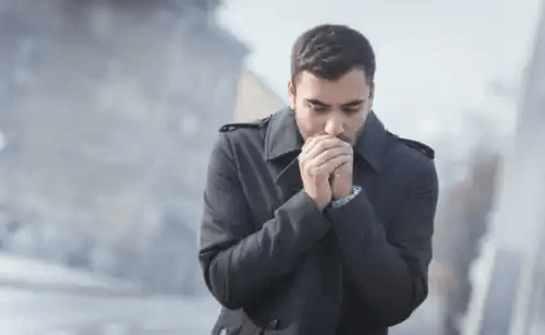 extrema temperaturer: man fryser