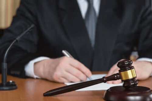 Vad är reviktimiseringseffekten och varför bör det undvikas?