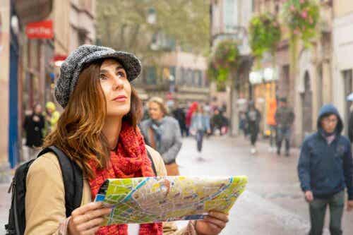 kvinnlig turist med karta