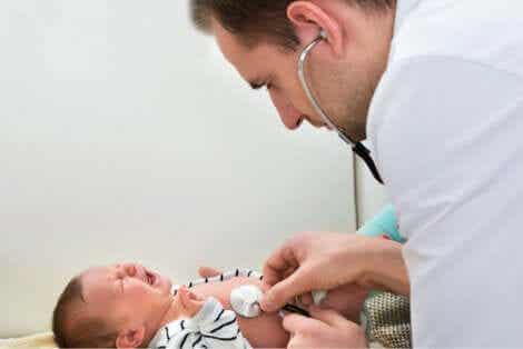 läkare lyssnar på bebis hjärta