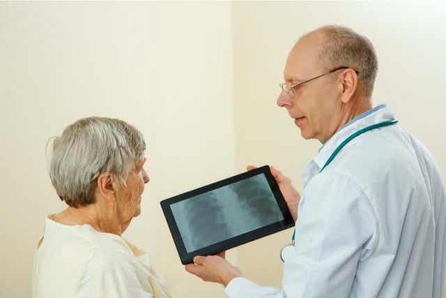 läkare visar lungröntgen för patient