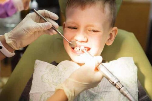 pojke hos tandläkaren