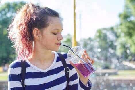 tjej dricker smoothie