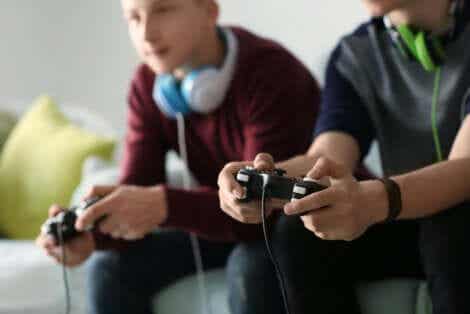 ungdomar spelar videospel