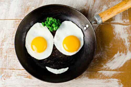 Ett lyckligt ansikte skapat av ägg i stekpanna.