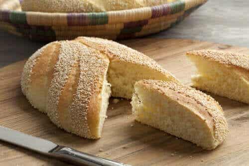 Baka marockanskt bröd: enkelt i stekpanna