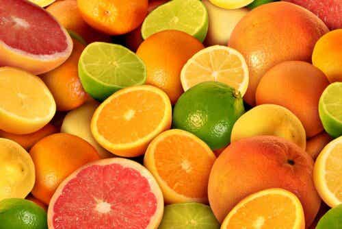En hög citrusfrukter.