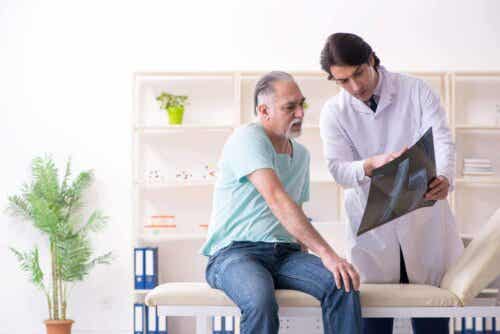 En läkare med en patient.