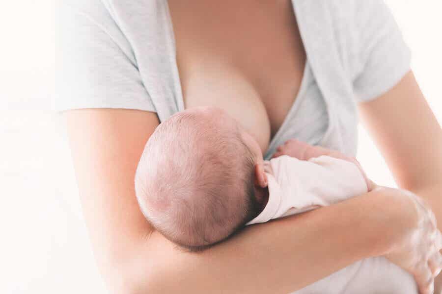 Om sugreflexen hos nyfödda är outvecklad kan man rådfråga en amningsspecialist.