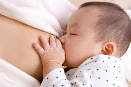 Sugreflexen hos nyfödda: Vad du behöver veta