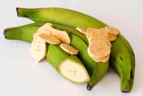 Några gröna kokbananer.