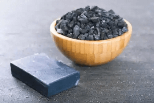 Två metoder för att göra tvål med aktivt kol