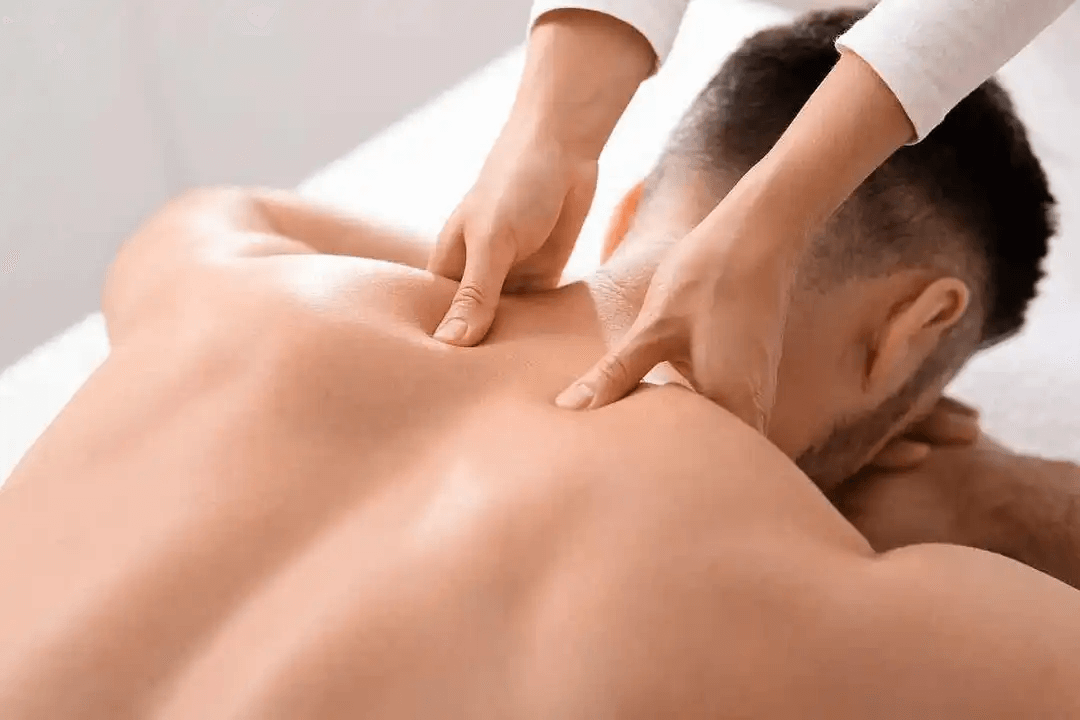 man får massage av de djupa vävnaderna