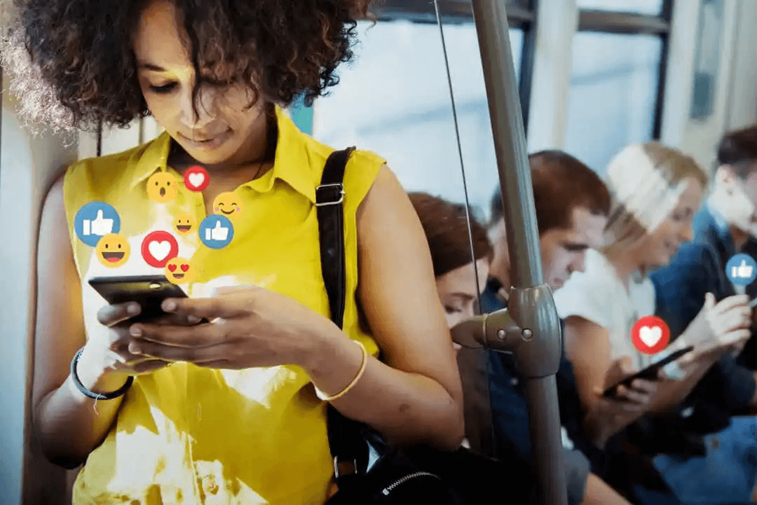 kvinna på buss textar om Världsdagen för ankyloserande spondylit