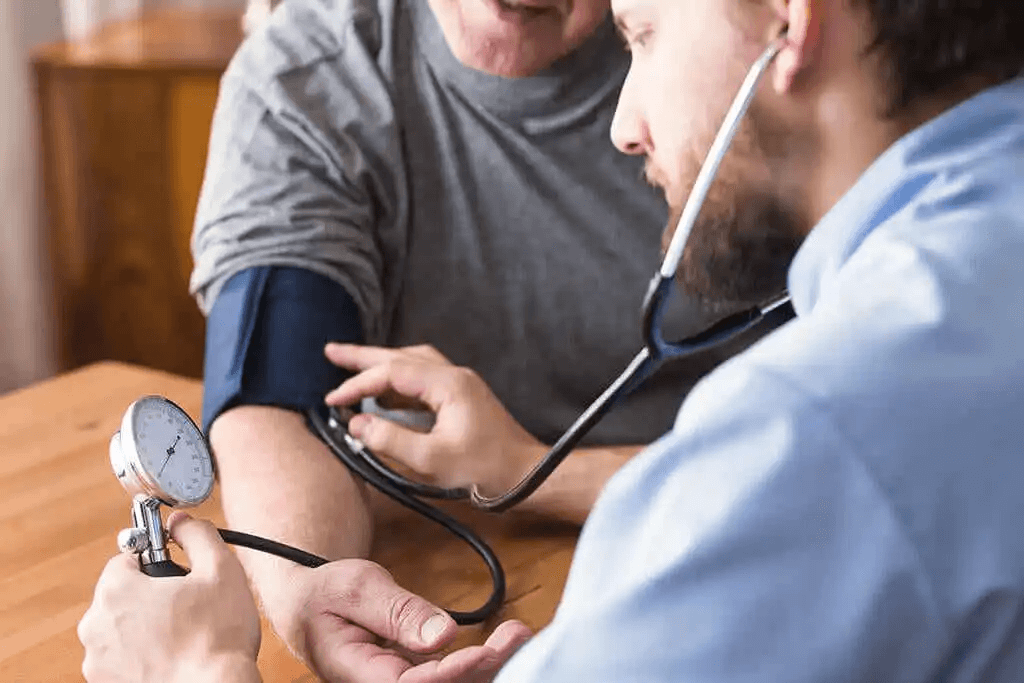läkare tar blodtrycket på patient
