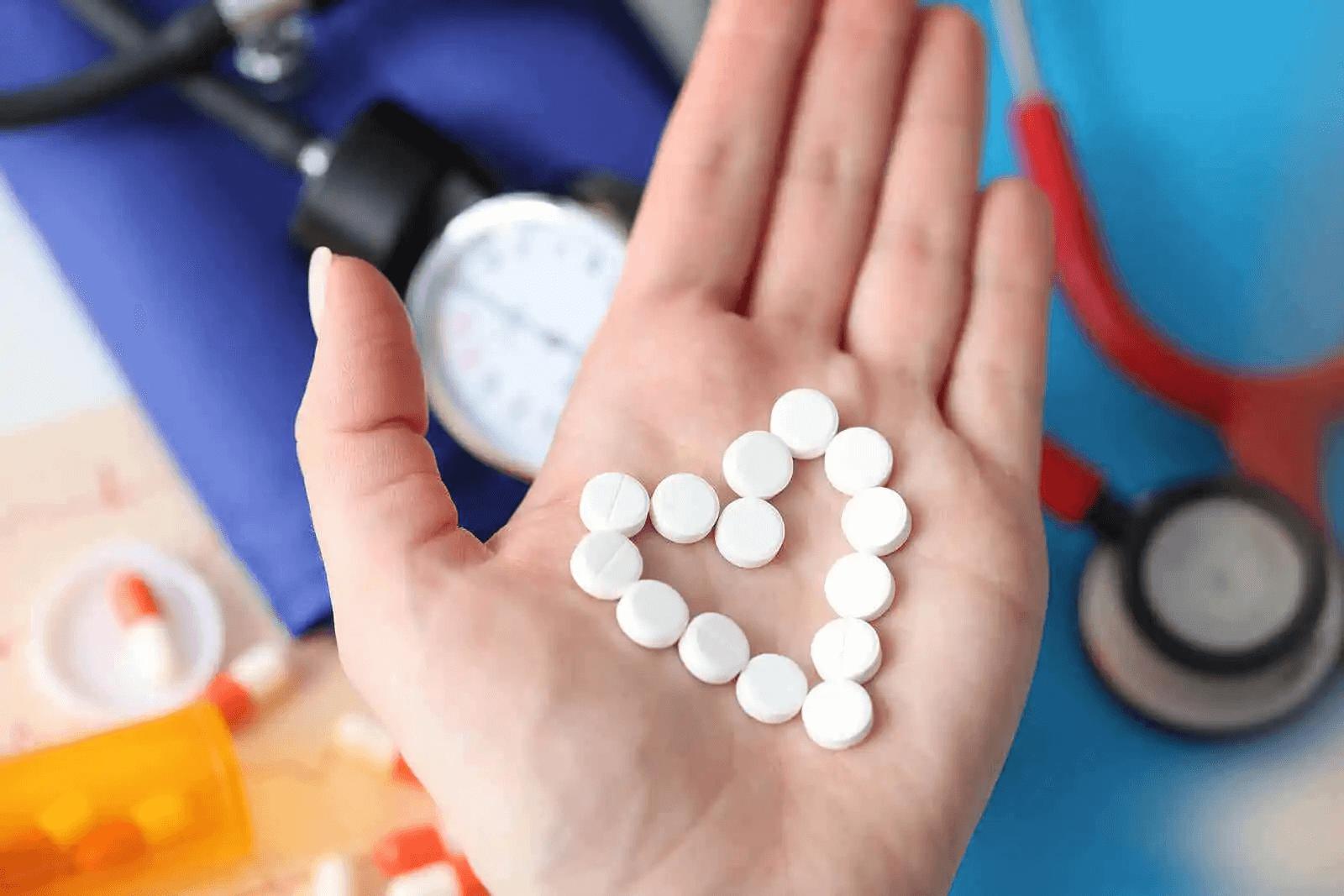 hand hålla piller i hjärta