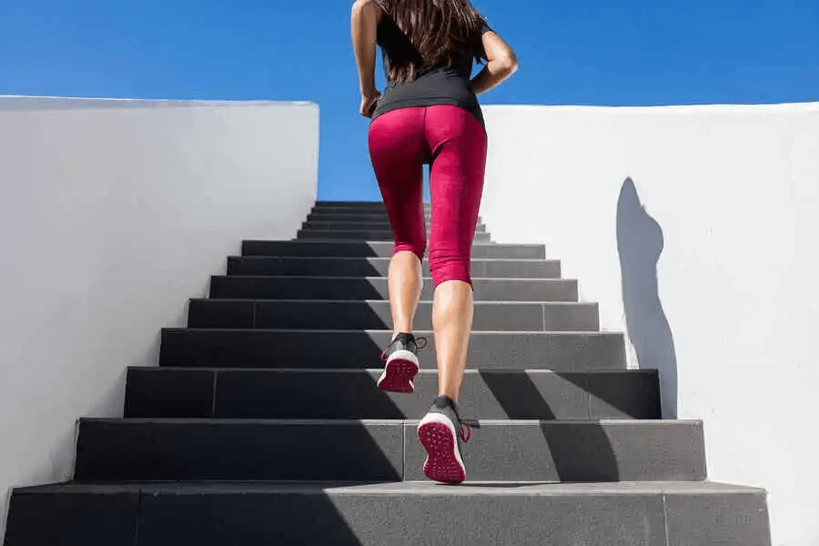 undvika på sommaren: kvinna springer upp för trappa