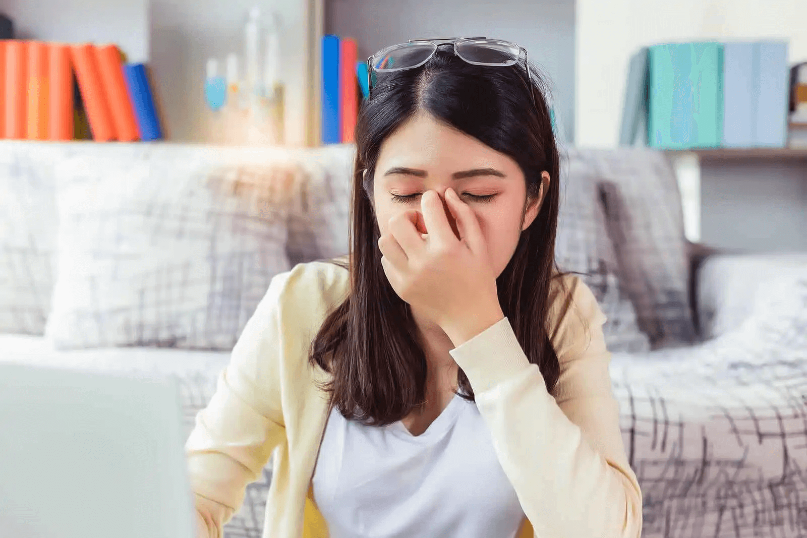 kvinna håller sig för ögonen