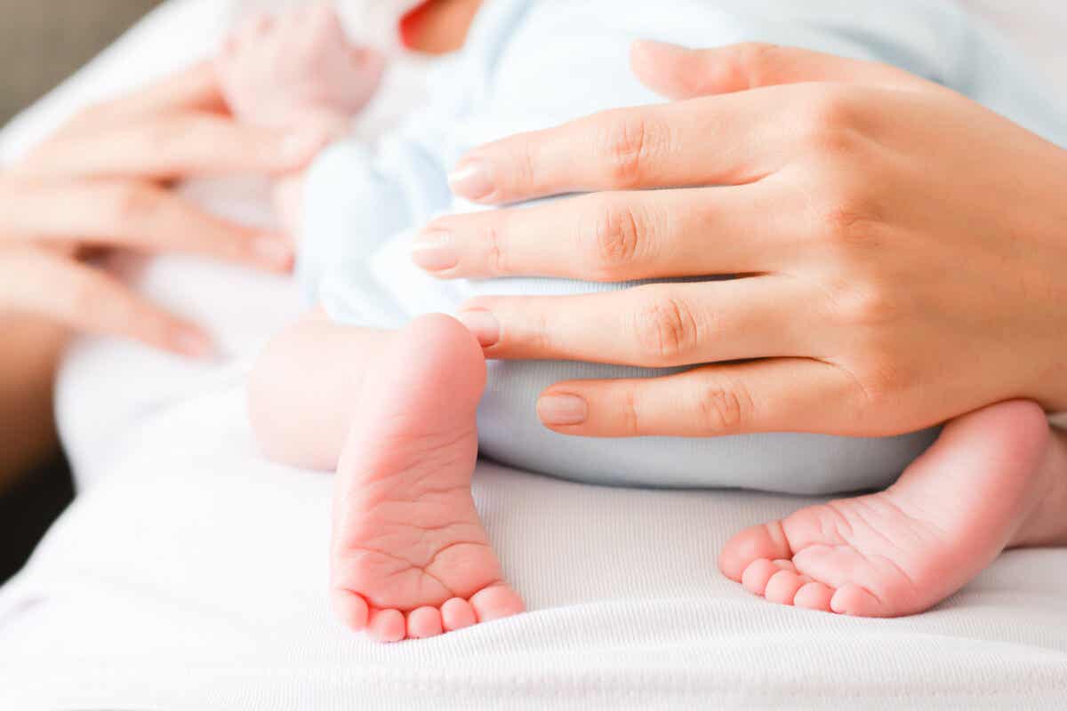 mamma håller nyfödd