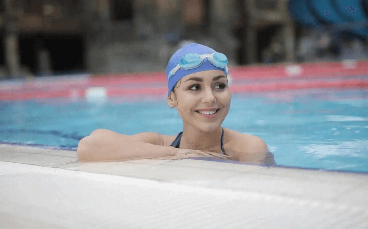 träningstips för personer med hypotyreos: kvinna i pool