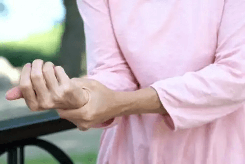 kvinna med benkontusion i handleden