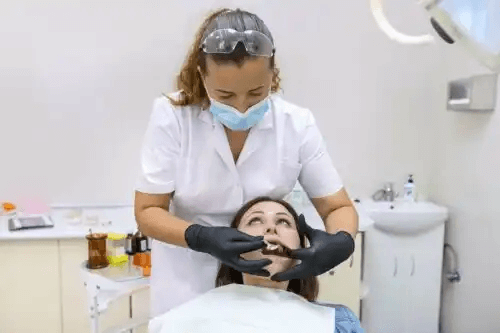 kvinna hos tandläkare