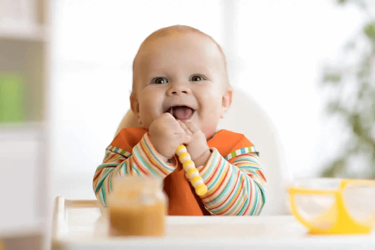 baby äter Kommersiell barnmat