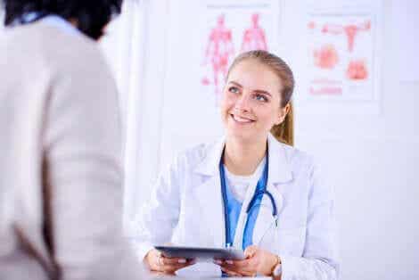 Det är viktigt att uppsöka läkare om man upplever symtom förenade med oliguri