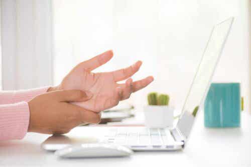 En person som har ont.