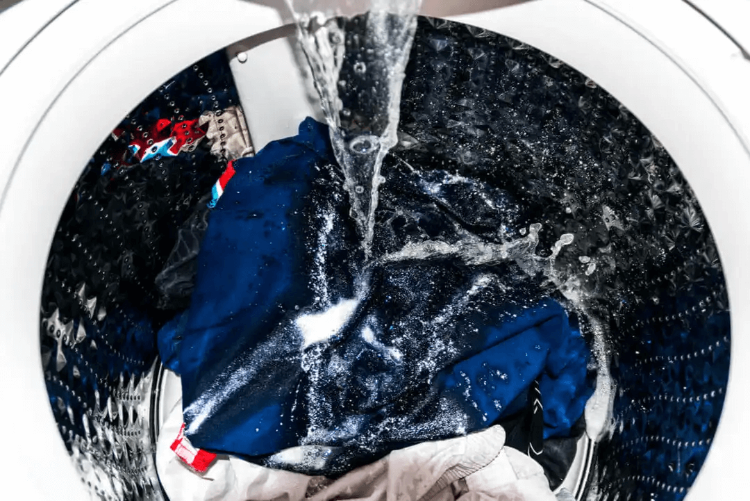 kläder i tvättmaskin